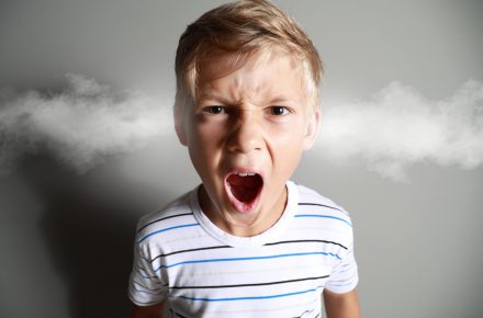 چگونه به بهترین وجه به عصبانیت کودکان خود پاسخ دهید