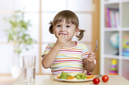 راه های کمک والدین به کودکان جهت ایجاد یک رابطه سالم با غذا خوردن