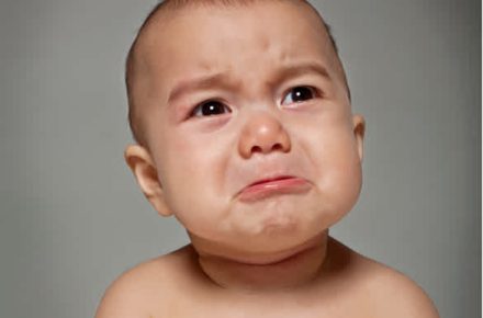 علل گریه کودک: بررسی جامع علل فیزیولوژیکی و روان شناختی اینکه چرا کودک شما گریه می کند؟