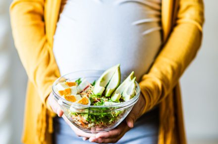 رژیم غذایی مادر باردار و سلامت روان جنین: تحقیقات علمی نشان می دهند که رژیم غذایی مادر در دوران بارداری ممکن است بر سلامت روان جنین (فرزندش) تأثیر بگذارد.