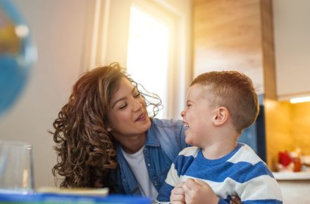 همسویی سبک های عاطفی والدین و کودکان: وقتی که سبک های عاطفی والدین و کودکان همسو می شوند زیرا پاسخگویی صحیح به سبک های عاطفی کودکان بسیار مهم است.