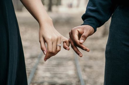 ویژگی وفاداری در رابطه عاطفی: نشانه ها و خصوصیات یک رابطه عاطفی وفادار که نشان از وفاداری شما نسبت به شریک زندگی خود باشد کدامند؟